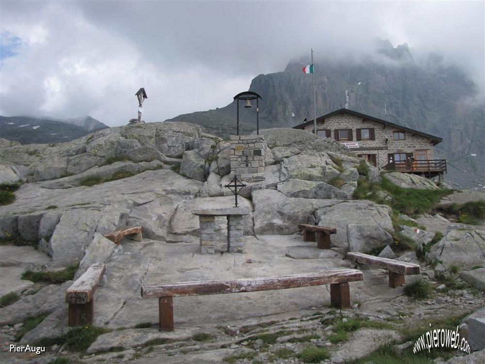 66 l'altare del rifugio.JPG